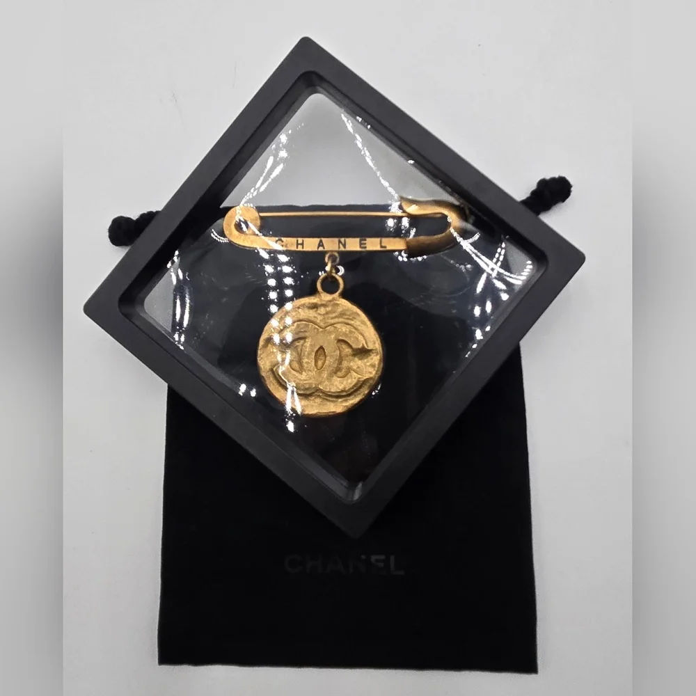 #25 Chanel Preloved CC Gold Medallion Brooch - Picture 3 of 16